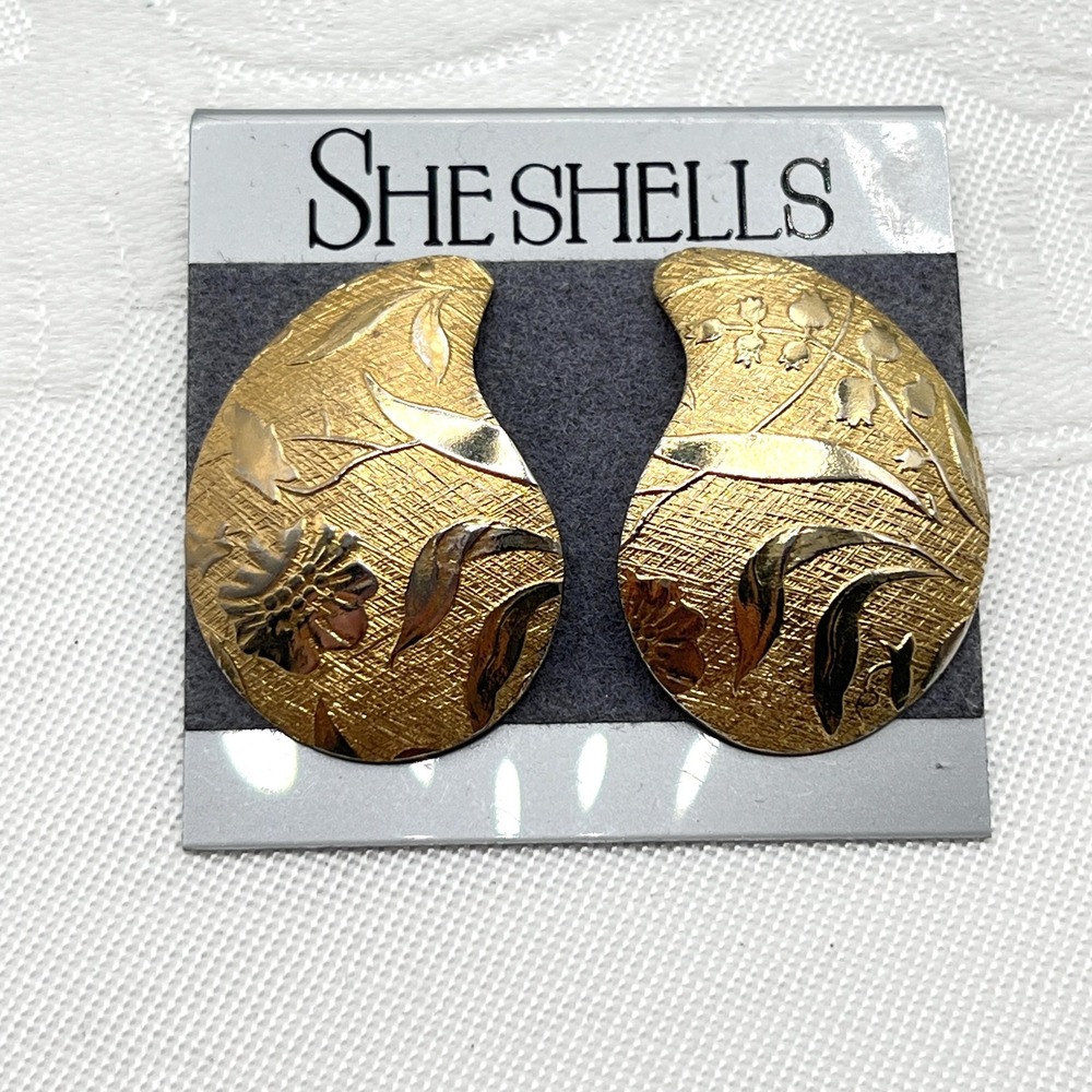 Vintage‎ She Shells Gold Tone Floral Etched Teardrop Comma Clip-On Earrings